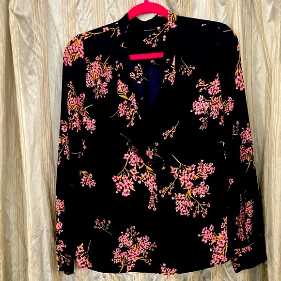 Who What Wear Tops - Who What Wear black floral collarless button-down w/ ruffle